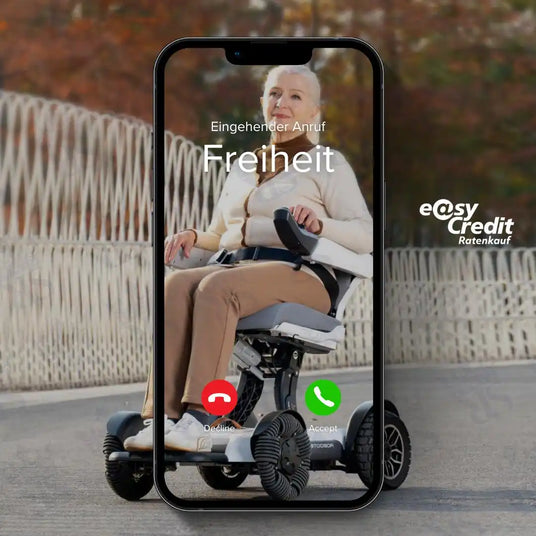 Ältere Frau sitzt in einem motorisierten Mobilitätsscooter, angezeigt auf einem Smartphone-Bildschirm.