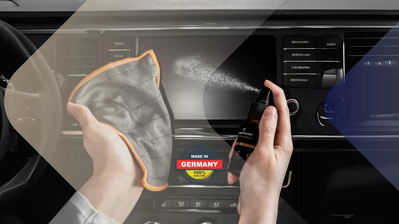 Auto-Innenreinigungskit mit Spray und Mikrofasertuch.