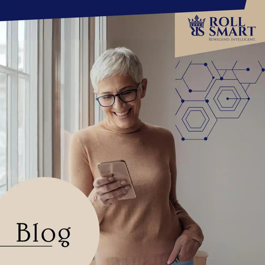 Eine lächelnde Frau mit Brille, die ihr Smartphone betrachtet.