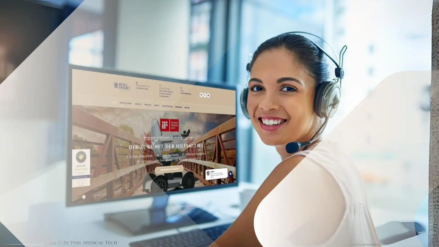 Eine lächelnde Frau mit einem Kopfhörer, die an einem Computer arbeitet.