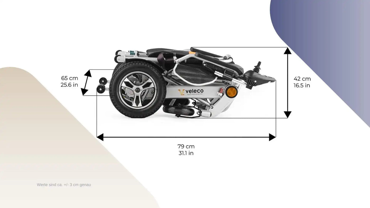 Ein zusammenlegbarer elektrischer Rollstuhl mit seinen Maßen angezeigt.