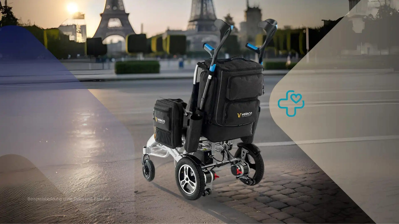 Ein kompahrer, faltbarer Elektrischer Rollstuhl mit Aufbewahrungstaschen und zwei Hinterrädern.