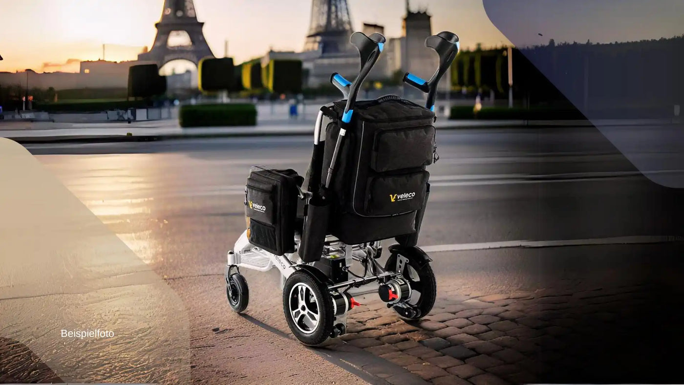 Ein kompindustr, faltbarer Elektrorollstuhl mit Aufbewahrungstaschen.
