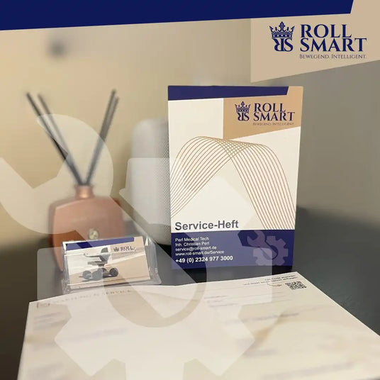 Ein „Roll Smart”-Serviceheft mit Kontaktinformationen.