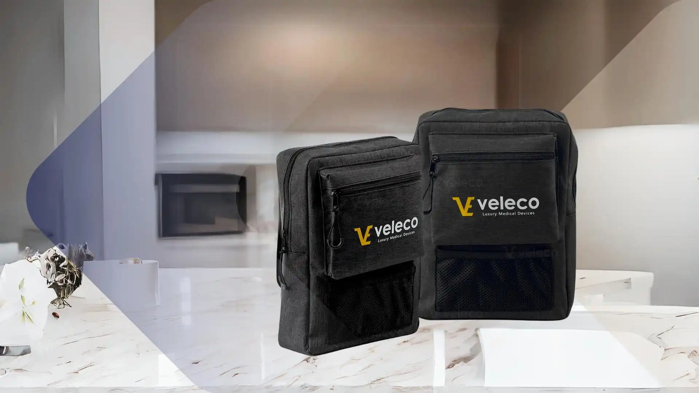 Zwei schwarze rechteckige Taschen mit gelben Logos und mehreren Taschen.