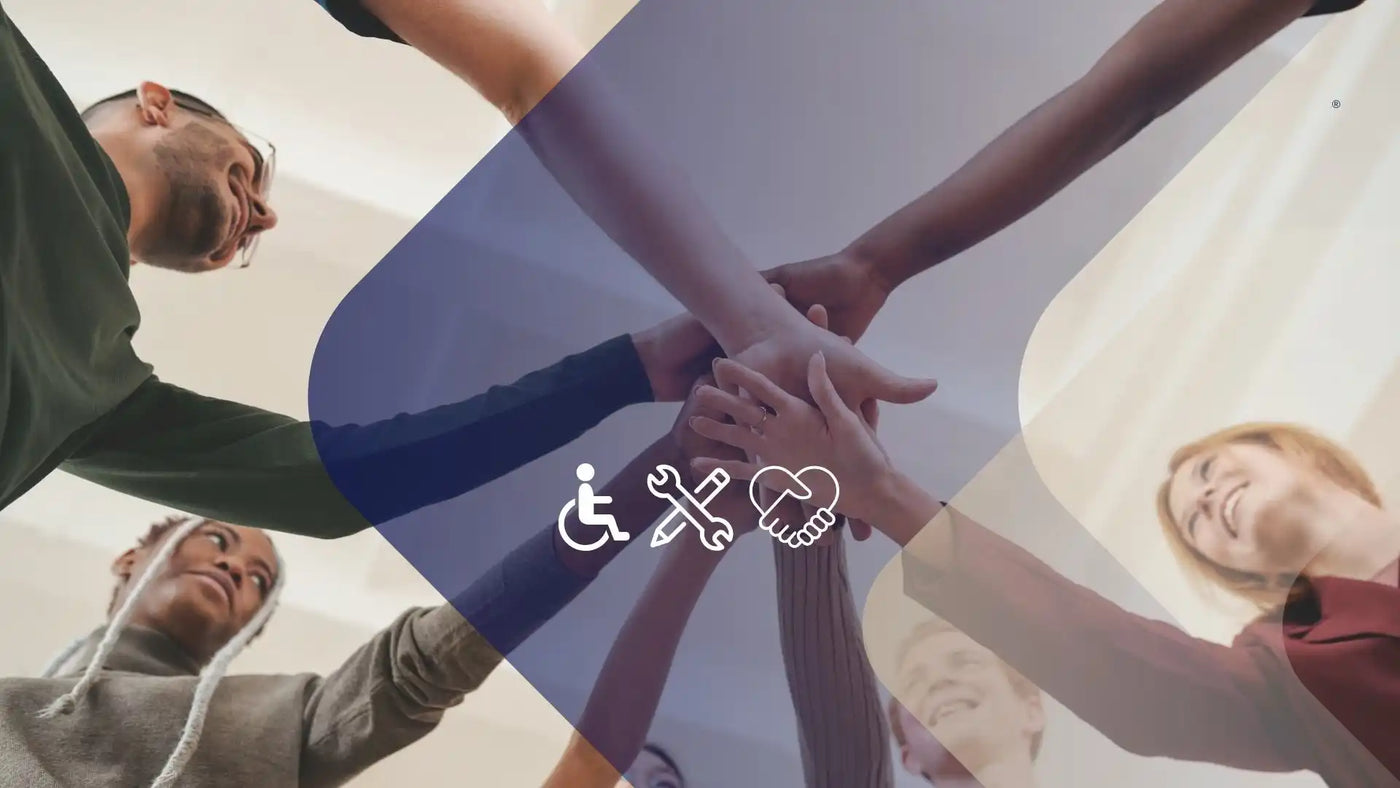 Eine vielfältige Gruppe von Menschen mit verbundenen Händen in einem Kreis, überlagert mit Icons für Barrierefreiheit, Werkzeuge und Handshake.