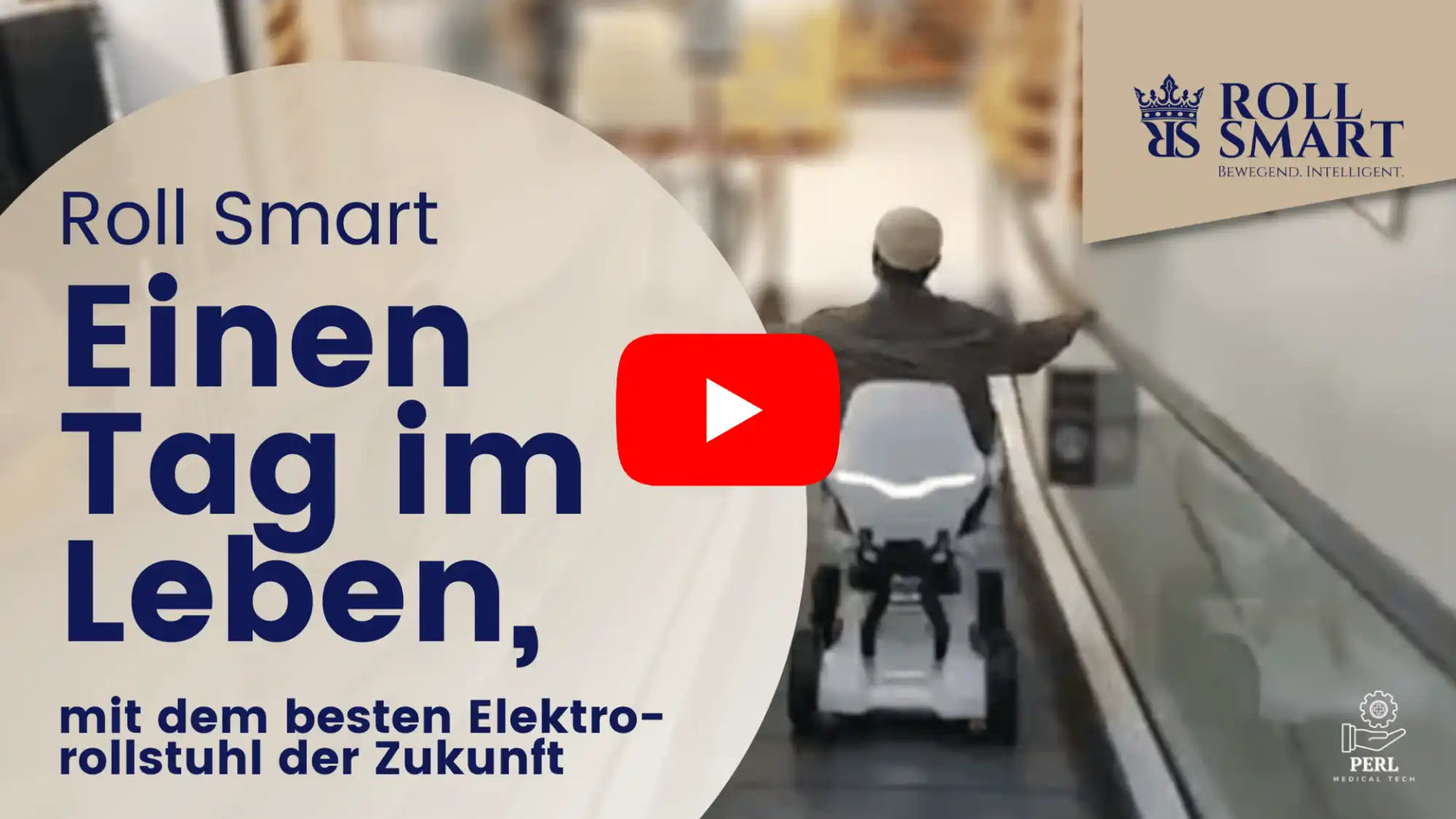 Eine Person in einem modernen, weißen elektrischen Rollstuhl auf einem Rolltreppe.