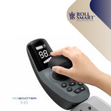 Schwarzer und grauer roll smart® robooter x40 joystick controller mit digitalanzeige für geschwindigkeit und batterielevel am elektro-falt-rollstuhl