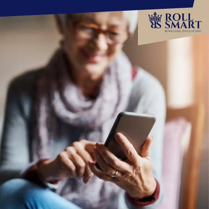 Eine lächelnde ältere Frau, die ein Smartphone benutzt.